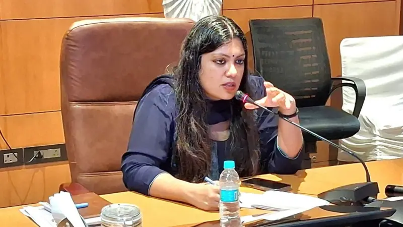 नोएडा की डीएम मेधा रूपम और चुनाव आयुक्तों की नियुक्ति प्रक्रिया मामले में एक ही दिन उसी जज के सामने सुनवाई पर सवाल